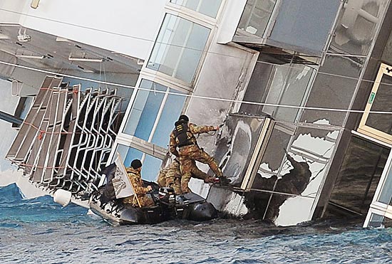 Equipes de resgate instalam explosivos na lateral do Costa Concordia para acessar partes isoladas do navio 