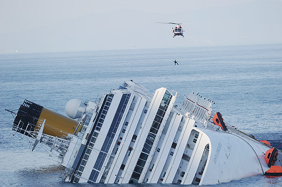 Juíza diz que comandante do Costa Concordia ficou vendo naufrágio de navio de cais na ilha de Giglio 