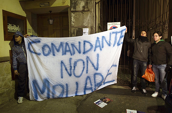 Jovens protestam em frente à casa do comandante Francesco Schettino, dizendo para comandante não recusar acusação