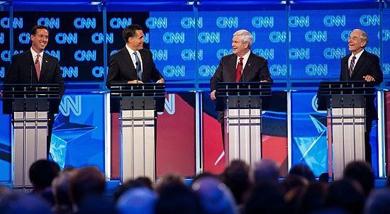 Pré-candidatos republicanos são vistos durante debate realizado pela emissora de TV americana CNN na quinta-feira (19)