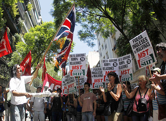 Argentinos fazem protesto contra declaraes sobre Malvinas na embaixada do Reino Unido em Buenos Aires