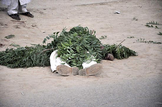 Imagem mostra corpo de jornalista morto durante ataques na cidade de Kano, na Nigéria; ao menos 80 morreram