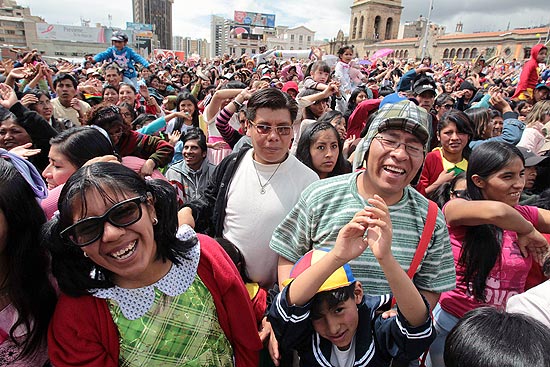 Bolivianos homenageiam ator que interpreta Chaves; veja fotos