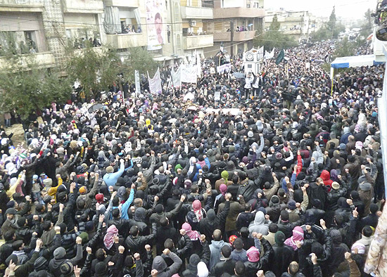 Opositores fazem funeral de manifestantes mortos próximo a Homs; renúncia de Assad é 'inevitável', diz EUA