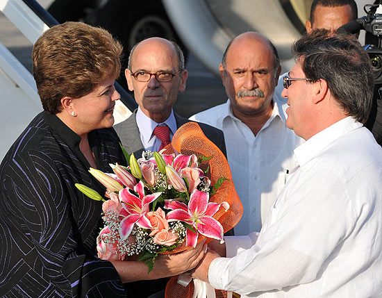 Dilma é recebida pelo chanceler cubano, Bruno Rodríguez, em sua primeira viagem como chefe de Estado a Cuba