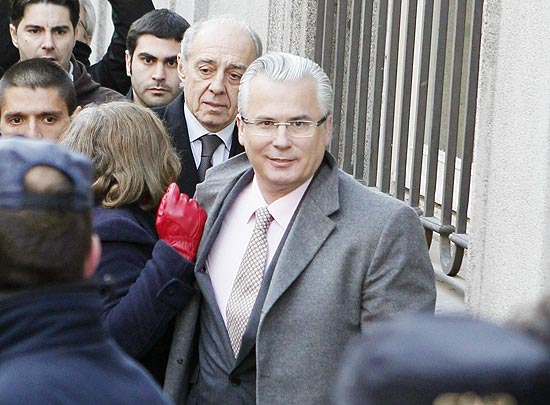 Baltasar Garzón chega ao Tribunal Supremo Espanhol para audiência; juiz será expulso de carreira jurídica