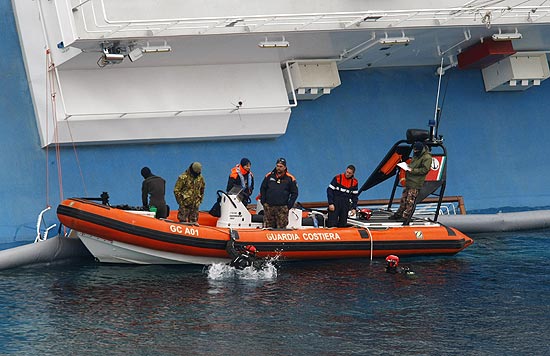 Equipes de resgate chegam ao Costa Concordia; buscas continuarão em parte ainda não afundada e no mar