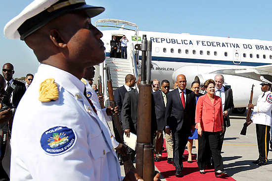 A presidente Dilma Rousseff durante chegada ao Haiti, onde deve tratar de questões econômicas e de imigração 