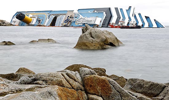 Navio Costa Concordia, que naufragou prximo  ilha de Giglio, na Itlia; tem incio a retirada de combustvel 