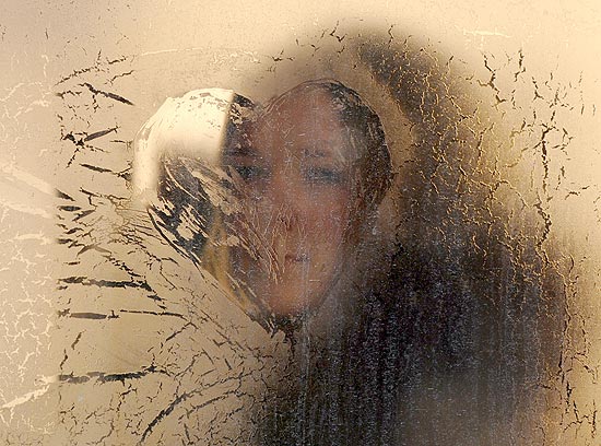 Mulher observa o frio do lado de fora atravs da janela coberta de gelo de um nibus na Belarus