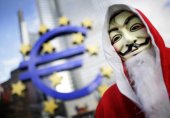 Imagem de arquivo mostra manifestante mascarado em frente a sede do BCE em vspera de Natal