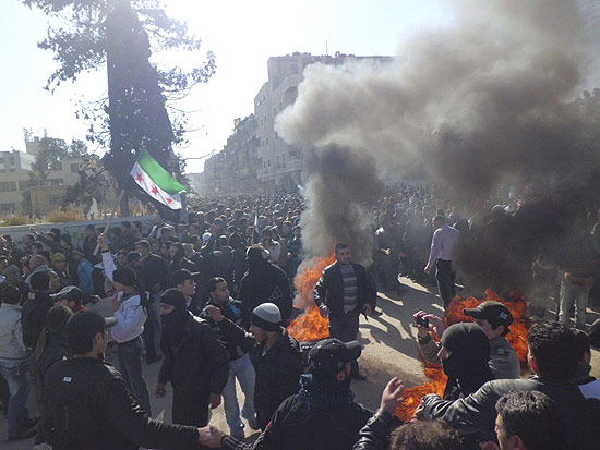 Manifestantes contrários ao governo se reúnem durante funeral dos mortos em confrontos