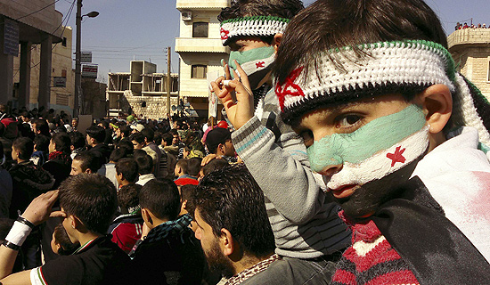 Garoto participa de manifestação na Síria contra o regime do ditador Bashar Assad