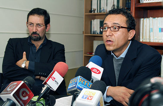 Jornalista equatoriano Christian Zurita (à dir.) ao lado do colega Juan Carlos Calderon durante coletiva de imprensa