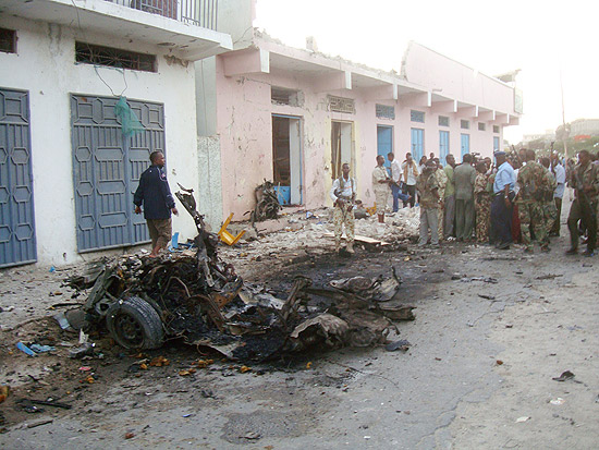 Ataque do Al-Shabab em Mogadíscio, capital da Somália, na quarta (8); milícia se une a Al Qaeda