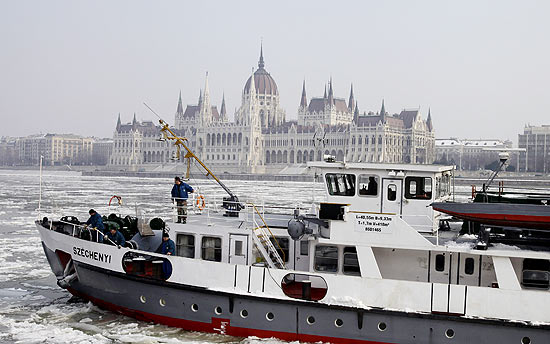 Frio congela o rio Danúbio; número de mortos na Europa chega a 590 