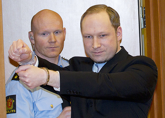 Anders Behring Breivik chega para audiência em imagem de fevereiro; ele ficará sob observação 24h por dia