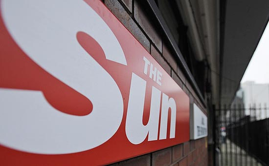 Cinco jornalistas do tabloide "The Sun" foram liberados aps serem presos sob a acusao de suborno
