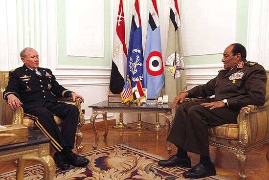 Chefe do Estado-Maior dos Estados Unidos em reunio com o lder da Junta Militar do Egito