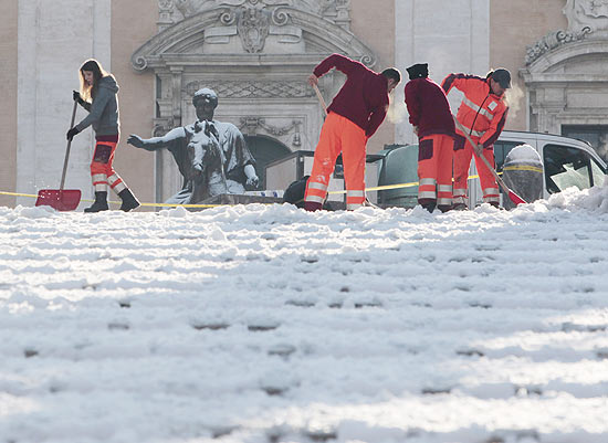 Trabalhadores retiram neve na porta do parlamento, em Roma; onda de frio deixou centenas de localidades isoladas