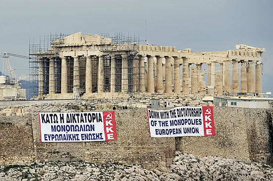 Partido comunista coloca faixas contra acordo de negociadores europeus e do FMI para pagamento da dívida grega
