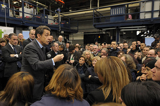 Presidente francs Nicolas Sarkozy discursa para trabalhadores da PhotoWatt em Bourgoin-Jallieu