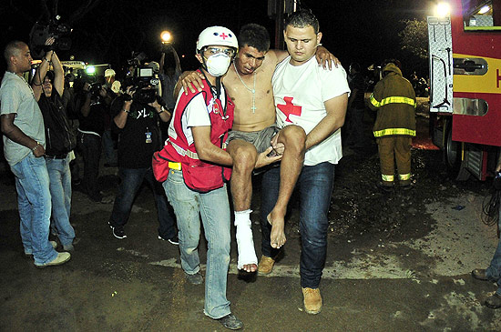 Preso que ficou ferido em incêndio recebe ajuda; mais de 300 morreram