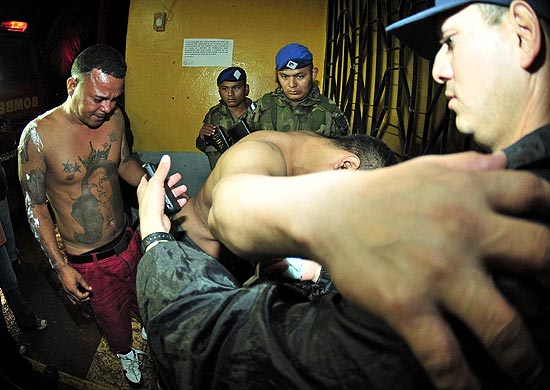 Detento ferido é atendido pelas forças de segurança em Comayagua