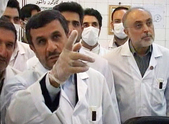 Presidente do Irã, Mahmoud Ahmadinejad, no reator de pesquisa para uso médico de Teerã