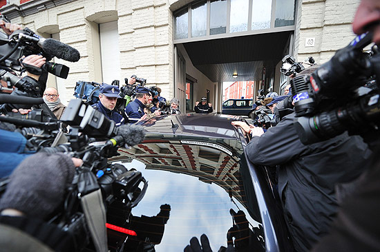 Jornalistas se aglomeram em torno de carro no qual Strauss-Kahn chega à delegacia de Lille 