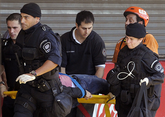 Equipes resgatam ferido após descarrilamento de trem em Buenos Aires; ao menos 550 se feriram