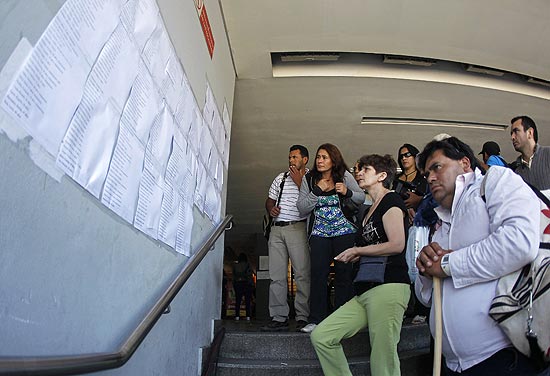 Parentes procuram nomes em lista de feridos após acidente ferroviário em Buenos Aires