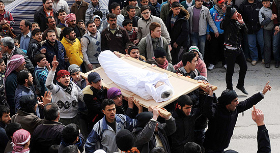 Sírios fazem funeral de jovem morta após protestos em Idlib, no norte da Síria, nesta quinta-feira