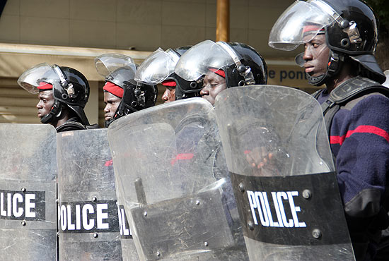 Policiais patrulham ruas de Dacar; Senegal vive clima tenso às vésperas de eleições presidenciais 