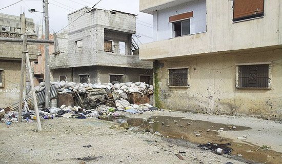 Casas destruídas em bairro de Homs, que sofre bombardeios desde o dia 3 e onde 2 jornalistas morreram na quarta