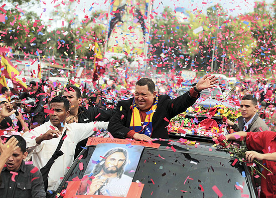 Hugo Chávez recebe apoio de militantes em caravana antes de cirurgia para a retirada de um tumor maligno