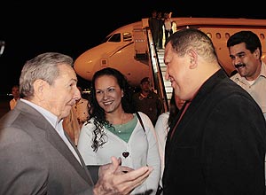 O presidente de Cuba, Raúl Castro, recebe o colega venezuelano Hugo Chávez, no aeroporto de Havana