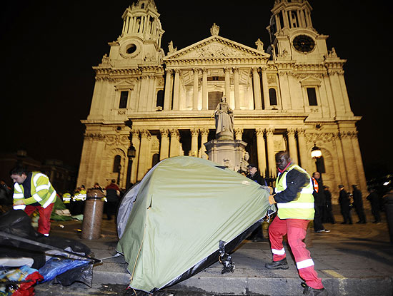 Polcia de Londres comea a retirada das barracas do Occupy London, aps trs meses de acampamento