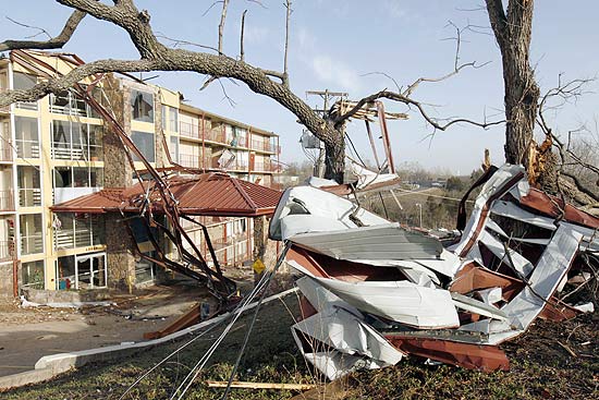 Metais retorcidos em meio a árvores após passagem de tornado por Branson, no Missouri