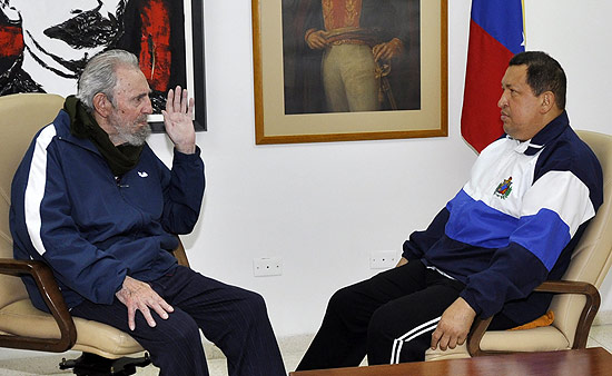 Chávez, em encontro com Fidel Castro; imagens de recuperação de presidente são reveladas nesta sexta