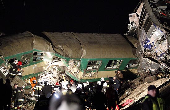 Bombeiros trabalham no resgate das vítimas em acidente entre trens no sul da Polônia