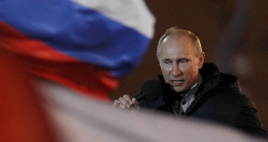 Com lágrimas nos olhos, Putin declara vitória a partidários e diz que pleito foi 