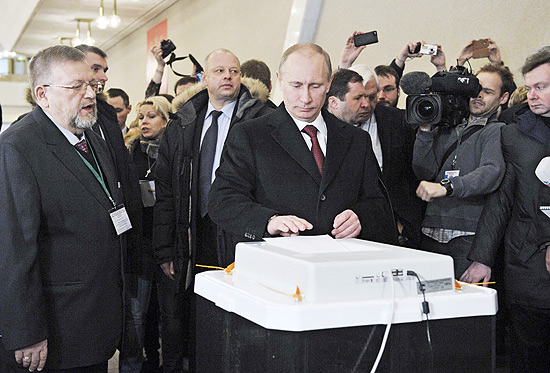 Favorito nas eleies, premi russo Vladimir Putin deposita voto em Moscou