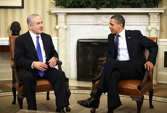 Declaração breve de Netanyahu (à esq.) deixa dúvidas sobre apoio de Israel à reeleição de Obama