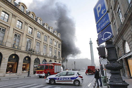 Fumaa negra decorrente de um incndio em um estacionamento subterrneo cobre a praa Vendme, em Paris