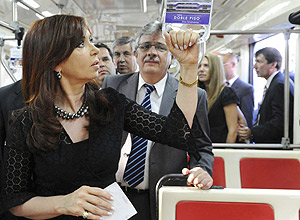 O ento secretrio de Transporte argentino Juan Pablo Schiavi participa de inaugurao de trem ao lado da ento presidente Cristina Kirchner