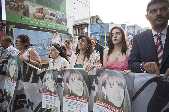 Susana Trimarco (centro da foto) e a neta Micaela Verón participam de marcha por desaparecidos, em Tucumán (Argentina) em fevereiro
