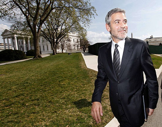 Clooney saindo da Casa Branca aps reunio com o presidente Barack Obama sobre os conflitos em Darfur