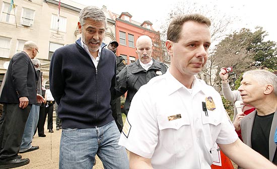 Ator George Clooney é preso por desobediência civil após protestar em Washington