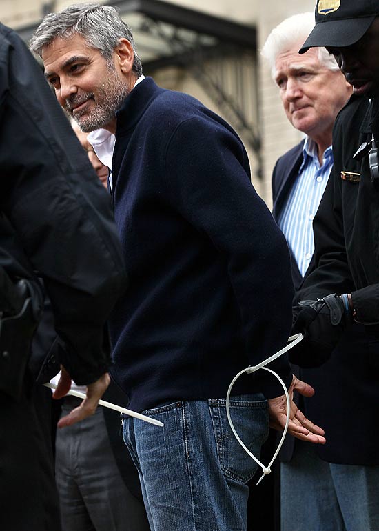 Ator George Clooney é algemado ao ser detido durante protesto em Washington 